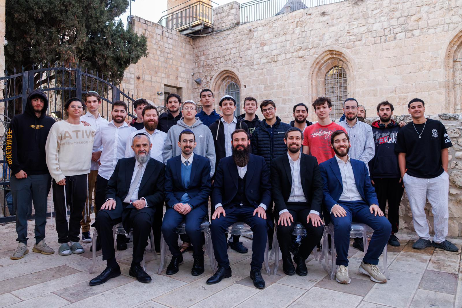 Kochvei Dovid Rebbeim and bochurim in Yerushalayim