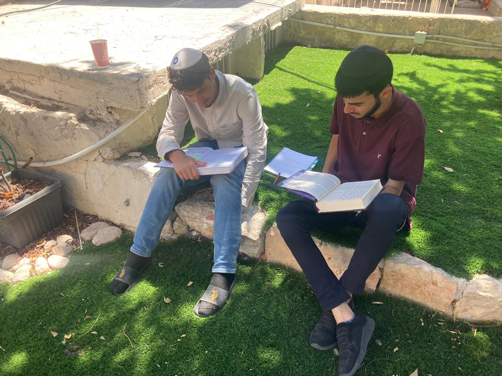 Bochurim learning b'chavrusa